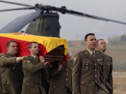 El féretro que traslada los restos mortales del cabo Francisco Soria Toledo, fallecido en Líbano en una misión de los cascos azules de la ONU, a su llegada al aeropuerto de Córdoba, el pasado enero.