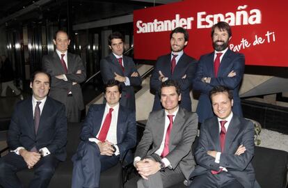 Equipo de pr&eacute;stamos del banco Santander. De pie, de izquierda a derecha: Salvador Viada, Pablo Trueba, Jorge Lozano y Asier Gonz&aacute;lez. Sentados: Unai Parra, Julio Ruiz de Alda, Antonio Garc&iacute;a M&eacute;ndez y Daniel Machuca.