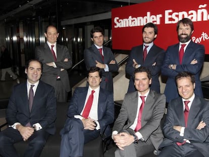 Equipo de pr&eacute;stamos del banco Santander. De pie, de izquierda a derecha: Salvador Viada, Pablo Trueba, Jorge Lozano y Asier Gonz&aacute;lez. Sentados: Unai Parra, Julio Ruiz de Alda, Antonio Garc&iacute;a M&eacute;ndez y Daniel Machuca.