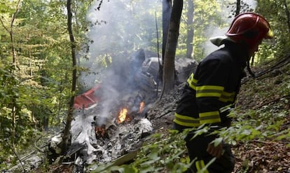 Restos de uno de los aviones siniestrados hallados cerca del pueblo de Cerveny Kamen (Eslovaquia), el 20 de agosto de 2015. 