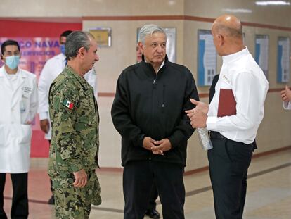El presidente López Obrador, durante su visita al Hospital Naval de Ciudad de México.