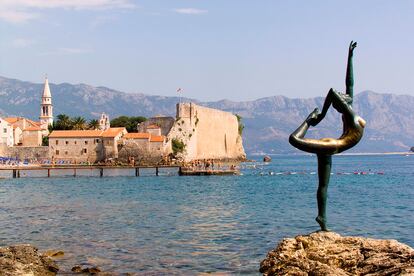 La bailarina es uno de los elementos más característicos que se dibujan en la silueta de Budva.