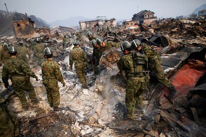 Equipos de rescate buscan entre los escombros de una zona residencial a víctimas de Otsuchi en búsqueda de víctimas del Tsunami.