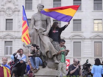 &ldquo;Banderas republicanas, banderas independentistas, pregunt&aacute;ndose qu&eacute; hacen unas chicas como ellas en un sitio como &eacute;ste...&rdquo;. 