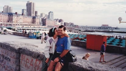 Analía Kalinec junto a su padre, Eduardo Emilio Kalinec, en la costa de Mar del Plata (Argentina), en la fotografía que hace de portada de su libro "Llevaré su nombre".