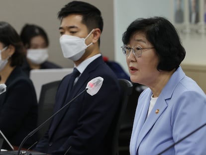 La ministra surcoreana de Igualdad y Familia, Lee Jung-ok, encabeza una reunión de urgencia del gobierno para hablar sobre medidas contra el acoso sexual en organizaciones públicas.