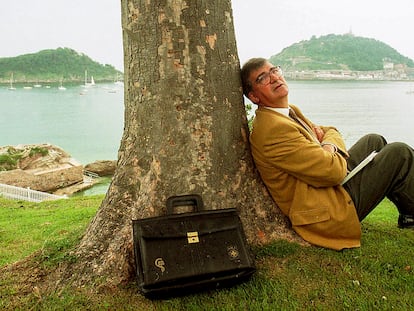 El exministro de Sanidad, en el documental 'Ernest Lluch, libre y atrevido', posa frente a la bahía de la Concha en San Sebastián en julio de 1998.