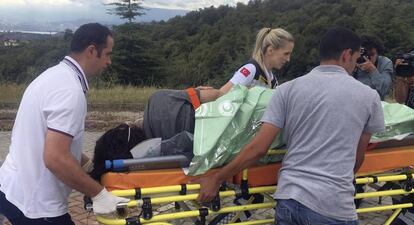 Médicos turcos atienden a un superviviente del naufragio en el Mar Negro este viernes en Kocaeli.