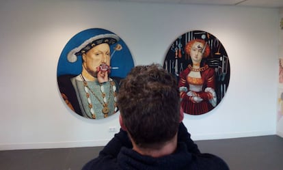 Un hombre observa obras de la exposición 'El peso del alma'.
