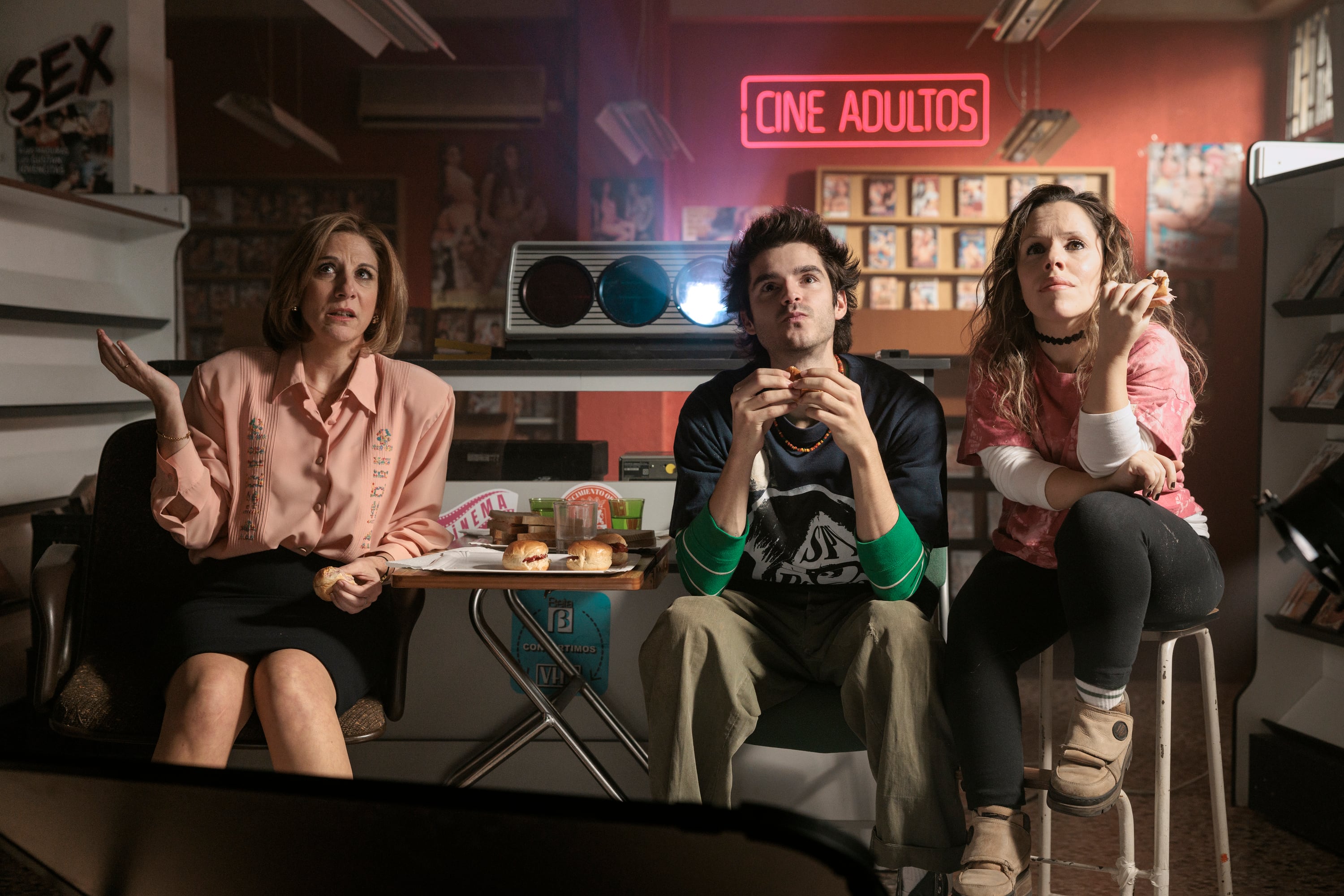 Malena Alterio, Álvaro Mel y Celia Morán, en 'Cochinas'.