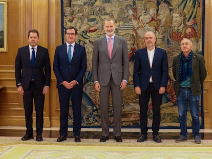 Felipe VI recibió ayer en el Palacio de la Zarzuela a los representantes de CEOE, Cepyme, CC OO y UGT firmantes del V Acuerdo para el Empleo y la Negociación Colectiva para los años 2023-2025, tras la ratificación del mismo que se llevó a cabo el miércoles en el Círculo de Bellas Artes. En el texto se recomienda que se suba el sueldo un 4% este año, y un 3% en 2024 y otro tanto en 2025, y se incluye también una cláusula de revisión salarial de hasta el 1% adicional cada año, si el IPC es superior a lo pactado.