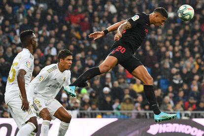 Diego Carlos, defensa brasileño del Sevilla, golpea de cabeza la pelota.