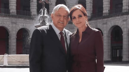 El presidente de México, Andrés Manuel López Obrador, y la senadora Lilly Téllez, en uno de los patios de Palacio Nacional.