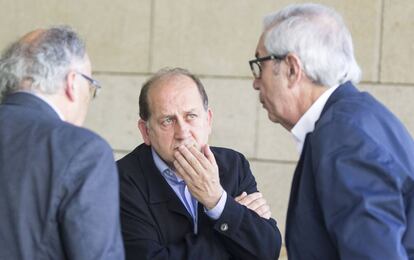 El candidato del PSOE a la Xunta, en el centro, entre Laxe y Touriño, los dos expresidentes socialistas que ha tenido Galicia.