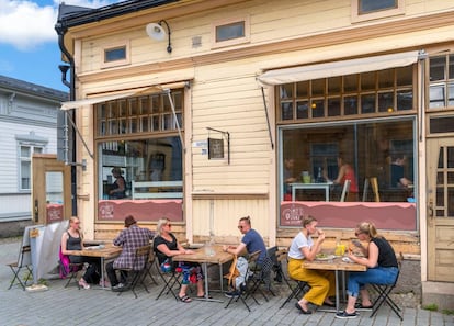 Una terraza de un café en la Antigua Rauma, Finlandia.