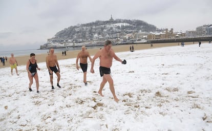 Vistas de La Concha con bañistas en San Sebastian, el 28 de febrero.