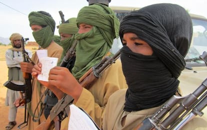Un grupo de milicianos muestran sus apuntes de estudios coránicos en Douentza (Malí).