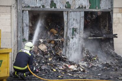 Un bombero en las tareas de extinción del incendio declarado en Vitoria.