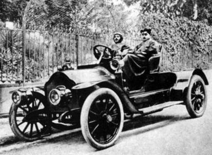 Odilon Albaret, al volante, con Alfred Agostinelli, durante su recorrido por la Baja Normandía en 1907.