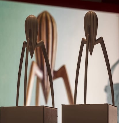 Dos modelos del célebre exprimidor diseñado por Starck para la casa Alessi.