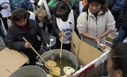 Manifestantes preparan comida durante una protesta de movimientos sociales, en marzo pasado en Buenos Aires.