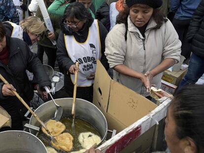 Manifestantes preparan comida durante una protesta de movimientos sociales, en marzo pasado en Buenos Aires.