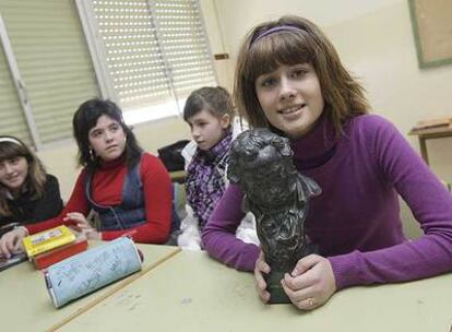 Nerea Camacho, ayer en su clase, en el colegio Buenavista de Balanegra (Almería), cin su flamante goya.