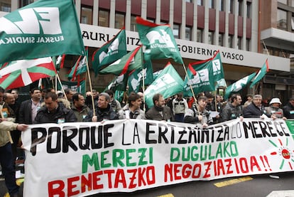 Concentración de ELA en protesta por las condiciones laborales de la Ertzaintza, celebrada en febrero ante la sede del Gobierno en Bilbao.