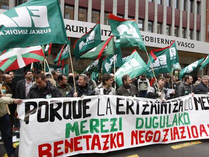Concentración de ELA en protesta por las condiciones laborales de la Ertzaintza, celebrada en febrero ante la sede del Gobierno en Bilbao.