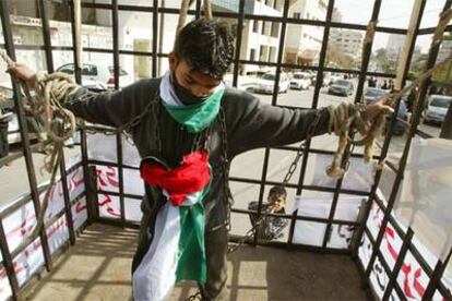 Un joven interpreta el papel de un preso palestino durante una manifestación a favor de la excarcelación.