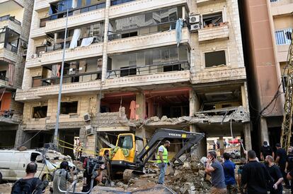 Trabajos de desescombro este sábado de un edificio alcanzado en Beirut por el bombardeo israelí del viernes.