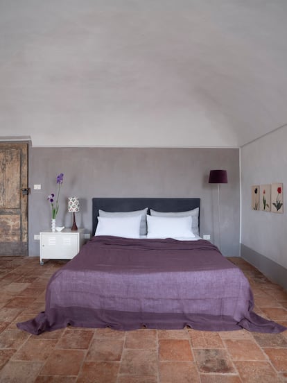 Los dormitorios son austeros. La colcha de lino de la marca Society aporta color. La mesilla es de Ikea, y la lámpara, de la artista Jacqueline Tune.
