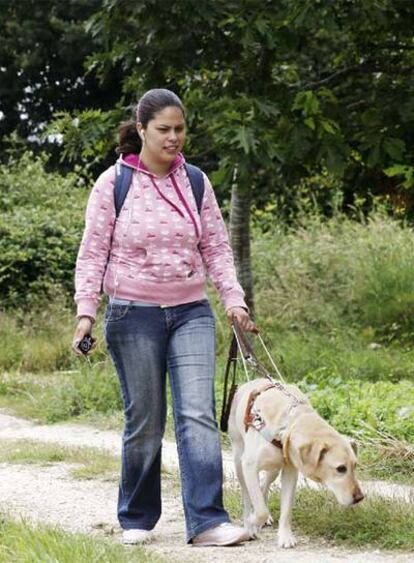 Denisse Quintela, una de las primeras invidentes en adquirir el GPS, en un tramo del Camino.