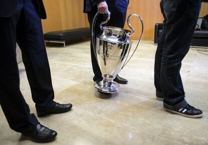 La copa de la Liga de Campeones.