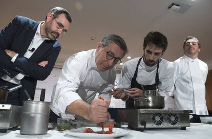 A la izquierda, el director territorial del BBVA Este, Alberto Charro, y los hermanos Roca, durante la presentación de las becas de gastronomía.