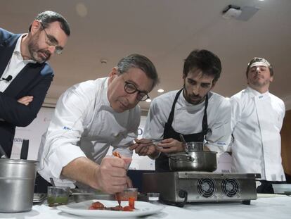A la izquierda, el director territorial del BBVA Este, Alberto Charro, y los hermanos Roca, durante la presentación de las becas de gastronomía.