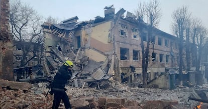 Un rescatador trabaja entre los restos de un edificio destruido por un ataque ruso en Dnipró (Ucrania), este viernes. Las tropas rusas han bombardeado la cuarta ciudad más poblada del país, con 980.000 habitantes, en el este, donde ha muerto una persona. También han sido atacadas Lutsk e Ivano-Frankivsk, ambas en el oeste y cercanas a la Unión Europea, a 87 kilómetros de Polonia y 153 de Rumania, respectivamente.