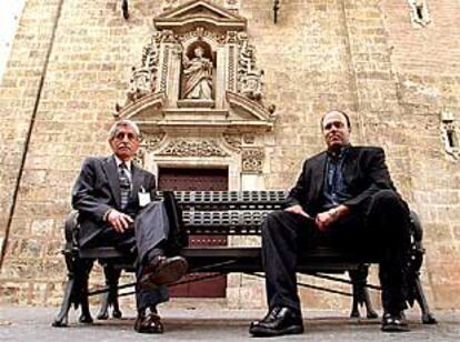 Arturo Parra, a la izquierda, y Rodrigo Gutiérrez Viñuales, ayer ante la iglesia de la Magdalena.