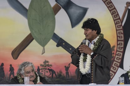 José 'Pepe' Mujica (izquierda) junto al entonces presidente boliviano Evo Morales, durante una reunión con federaciones de cocaleros en la zona del Chapare, en Bolivia, el 2 de junio de 2016.