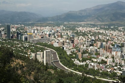 Mientras en otras capitales el río ejerce de divisoria, en Santiago hace de conductor. Si el Mapocho fuera navegable –un proyecto que no acaba de concretarse–, bastaría con recorrerlo de poniente (oeste) a oriente (este) para ser testigo del incremento de renta per cápita que se da en los barrios a izquierda y derecha del río. En poniente abundan los carritos de comida que venden sopaipilla (calabaza frita), algo impensable en el rico oriente. Mientras que los cuicos (pijos) compran ropa en cuidadas 'boutiques', los habitantes de las zonas pobres lo hacen en el patronato, un inmenso rastro. En la imagen, vista aérea de Santiago atravesado por el río Mapocho.