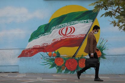 Mural con la bandera iraní en Teherán.