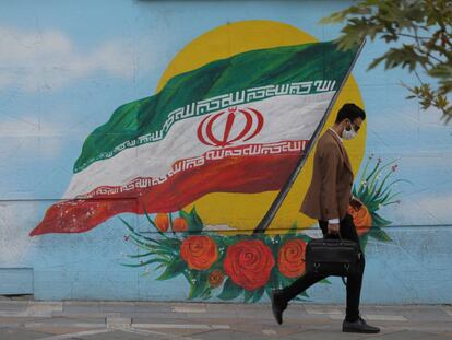 Mural con la bandera iraní en Teherán.