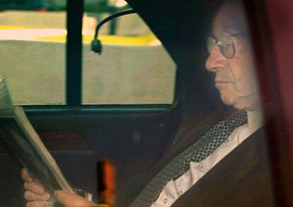 Alan Greenspan, presidente de la Reserva Federal, ayer, en su coche.