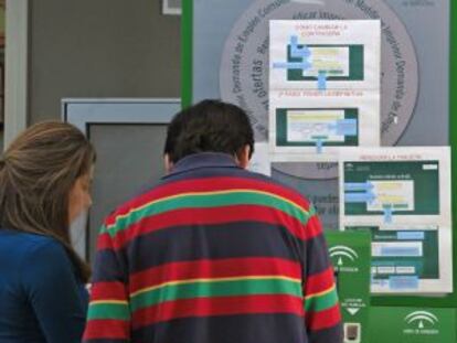 Desempleados, en una oficina del Servicio Andaluz de Empleo.