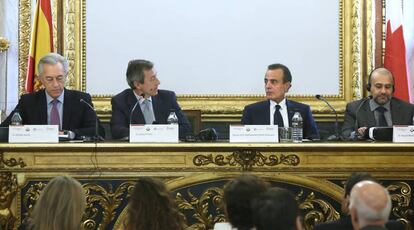 Desde la izquierda, Alfredo Bonet, director Internacional de la Cámara de España; Carlos Prieto, de la Cámara de Madrid; Mohammed Jaham al Kuwari, embajador de Qatar; y Yousuf Mohamed Al-Jaida, consejero delegado de QFC Authority.