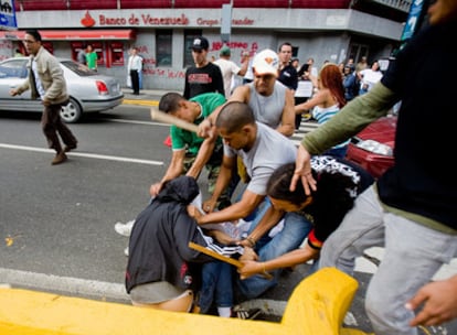 Un periodista es agredido por un grupo de seguidores de Chávez en las calles de Caracas