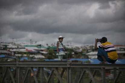 Los musulmanes rohingyas celebran la festividad en el campo de refugiados de Cox's Bazar, en Bangladesh.