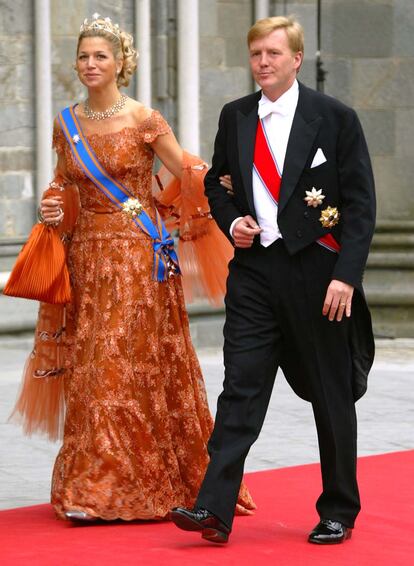 No todo son aciertos. Como el diseño que escogió para la boda de Marta Luisa de Noruega (2002), donde hizo un guiño a Holanda y escogió un vestido naranja de encaje.