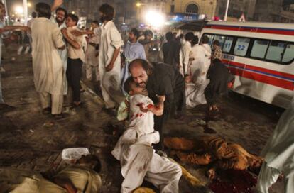 Las explosiones de dos suicidas han generado el caos en la ciudad paquístaní de Lahore