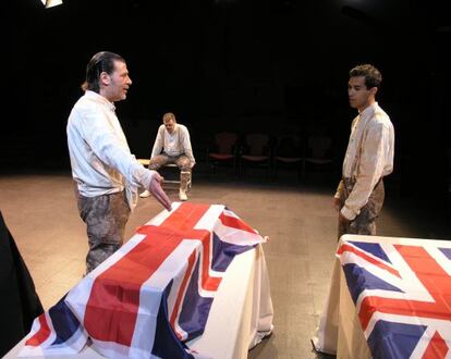 Una escena de 'Fang a les costelles', que s'estrena al Teatre Gaudí.